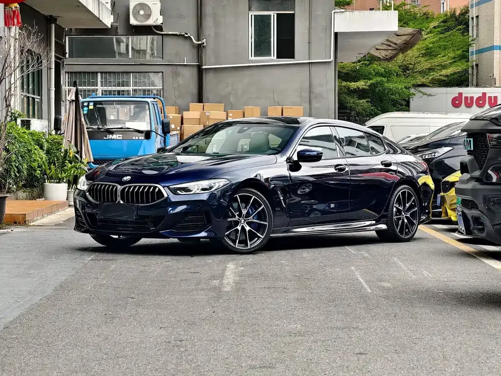BMW 8 Series — фото 1