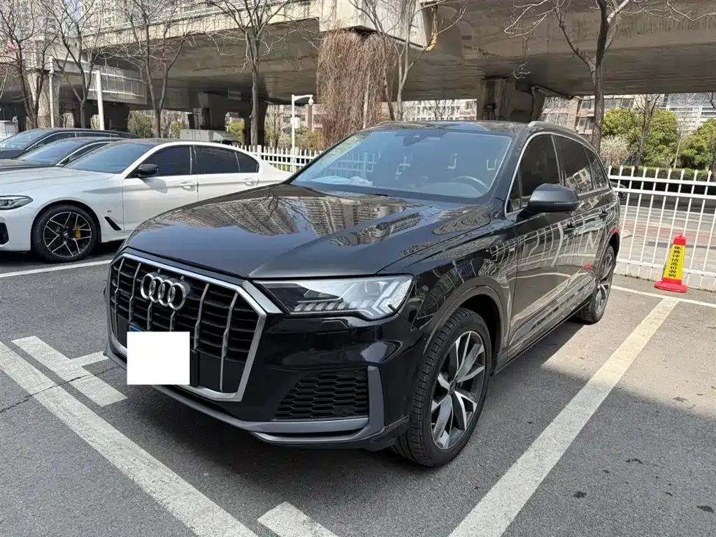 Audi Q7 — фото 1
