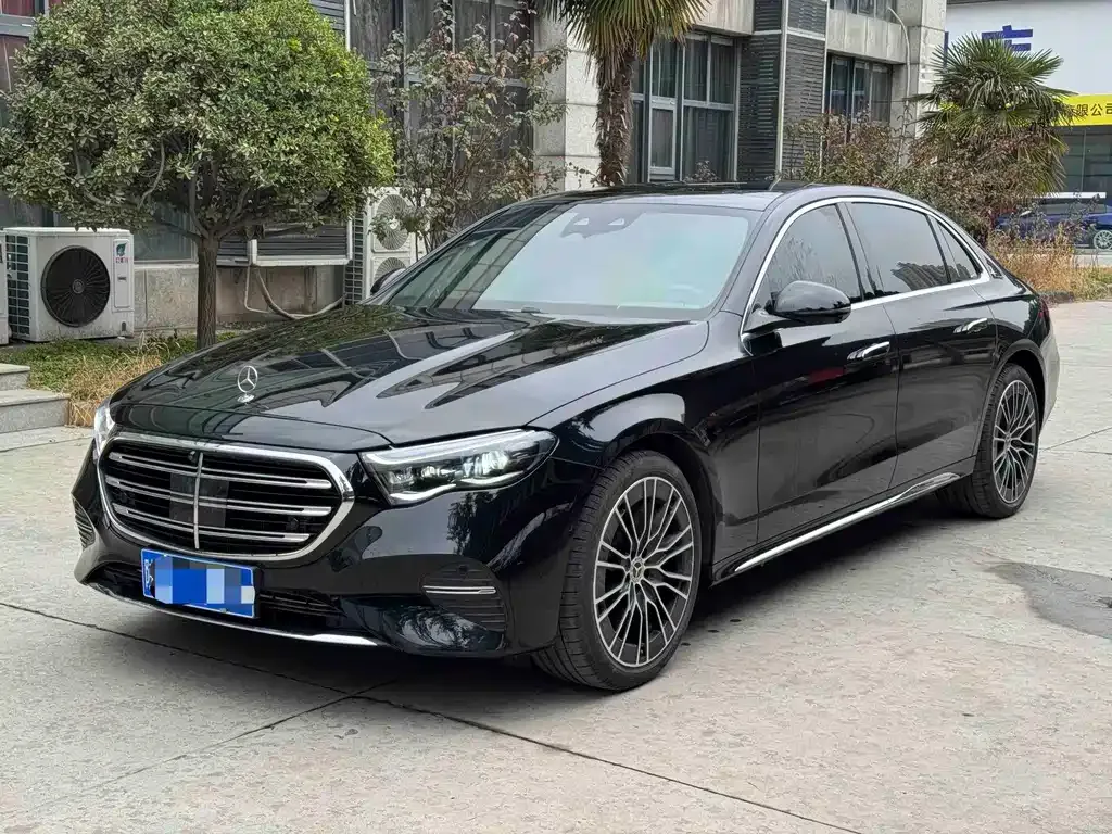 Mercedes-Benz E-Class — фото 1