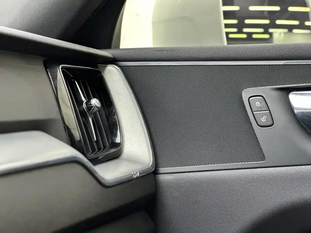 Volvo XC60 — фото 10