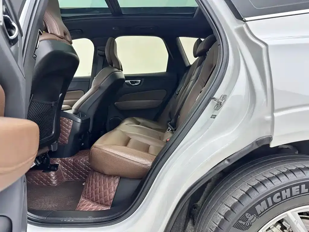 Volvo XC60 — фото 9