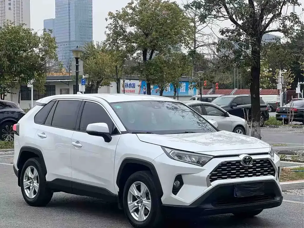 Toyota RAV4 — фото 1