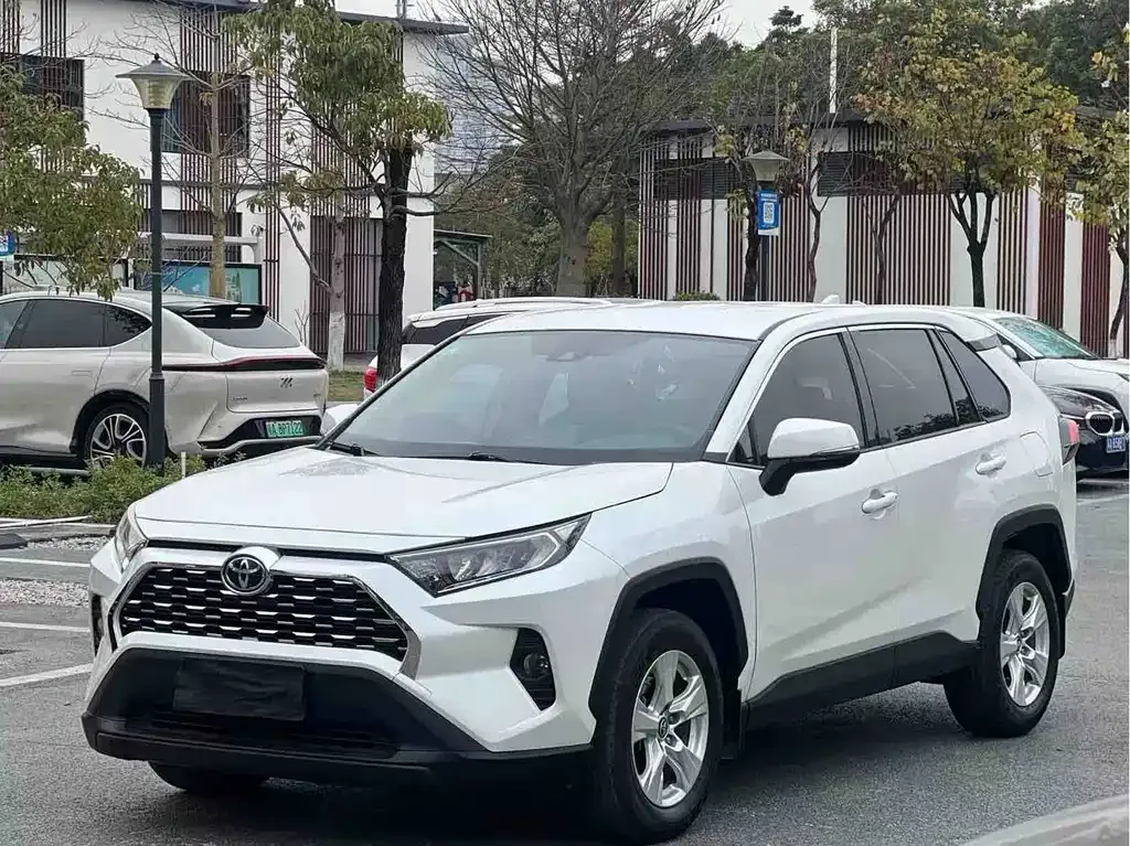 Toyota RAV4 — фото 9