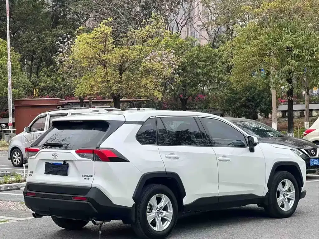 Toyota RAV4 — фото 10