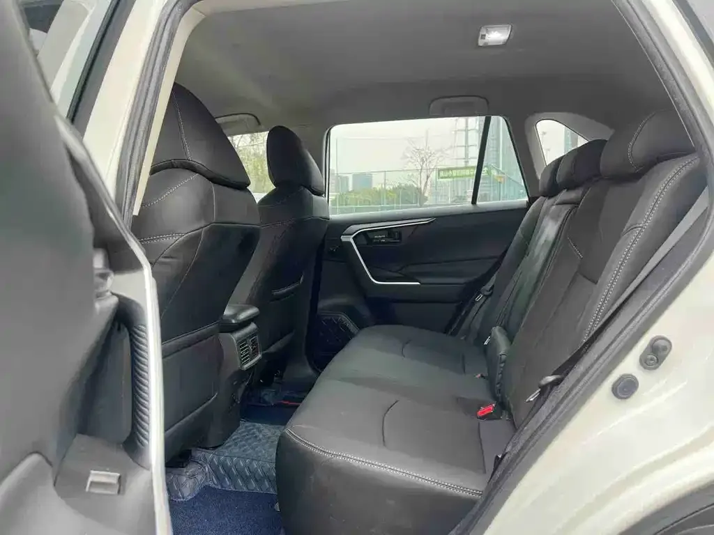 Toyota RAV4 — фото 6