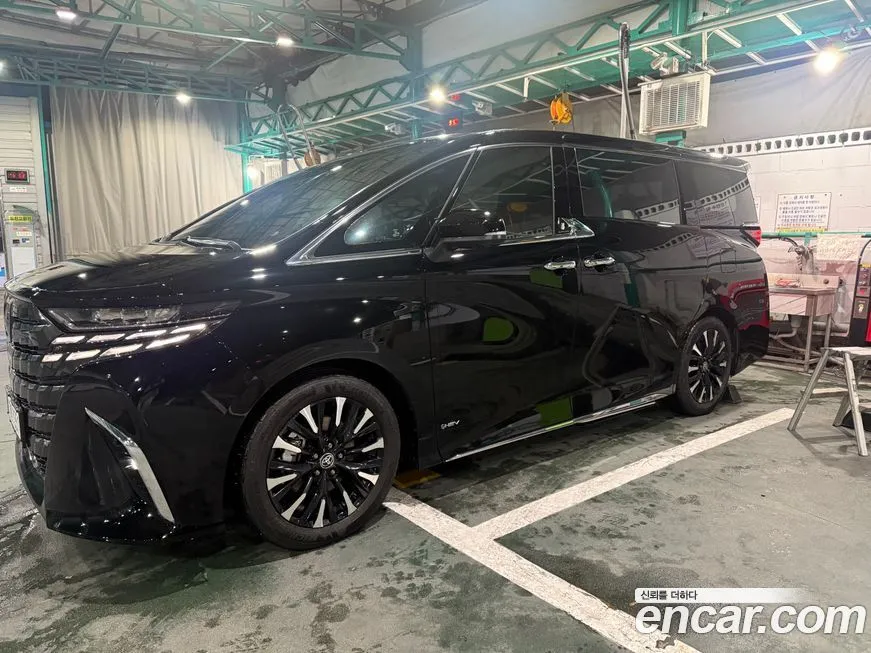 Toyota Alphard — фото 1