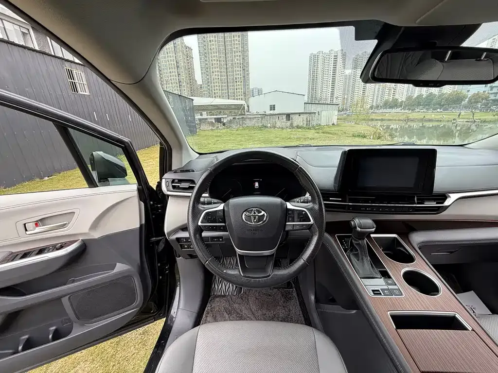 Toyota Sienna — фото 9