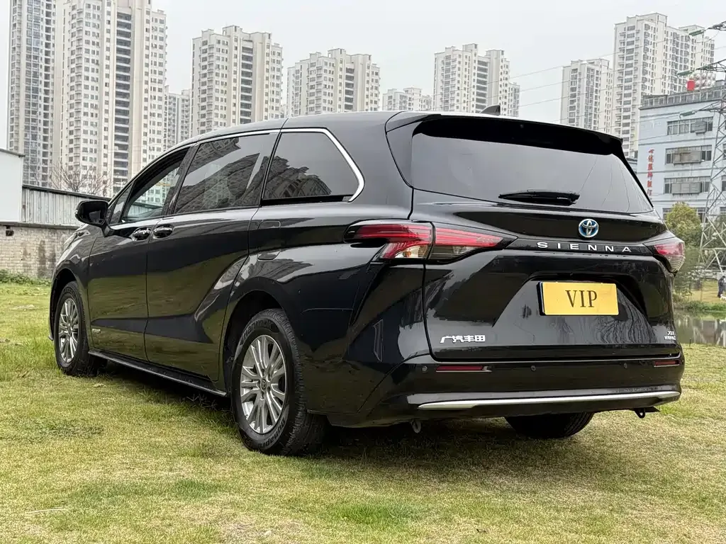 Toyota Sienna — фото 8