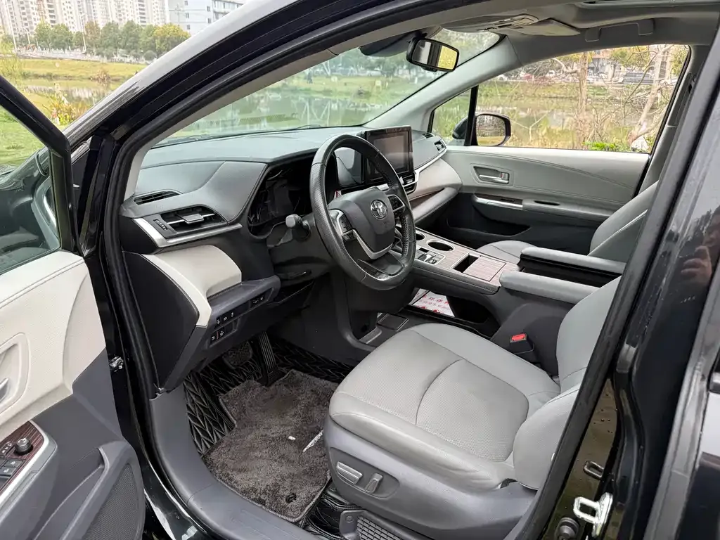 Toyota Sienna — фото 2