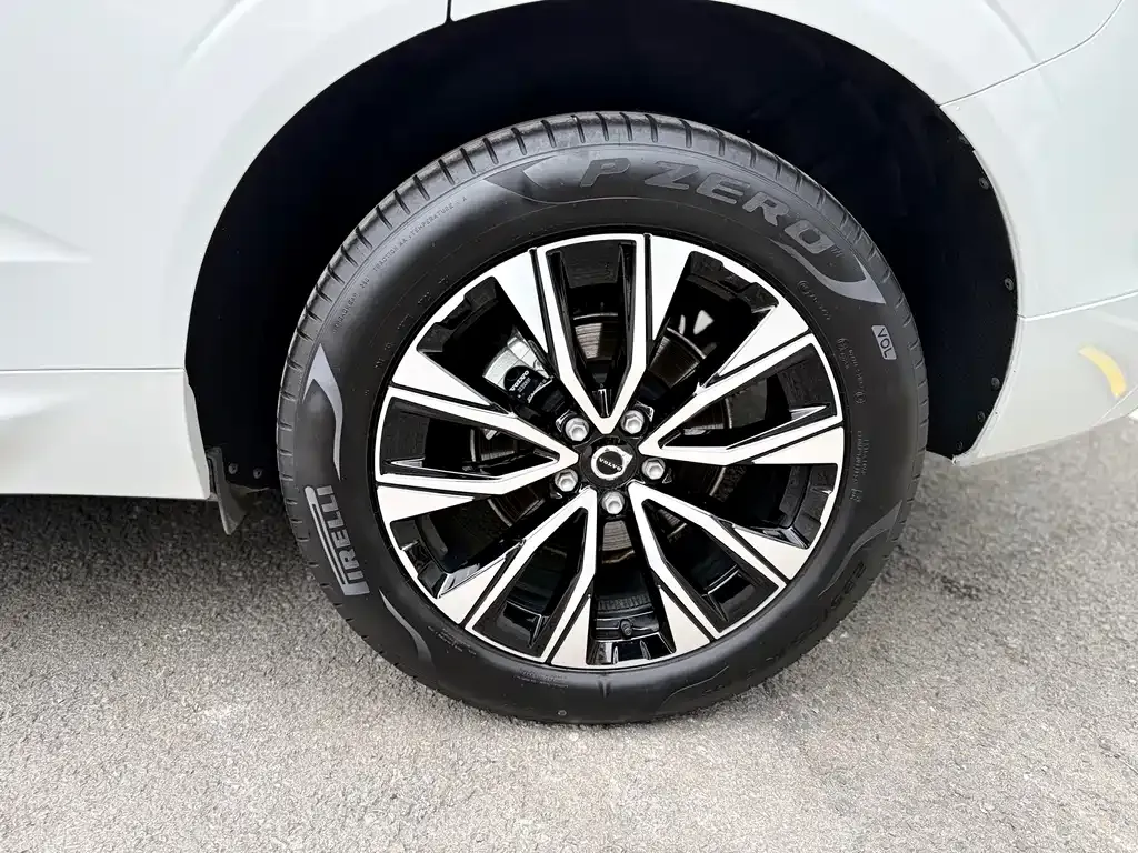 Volvo XC60 — фото 10