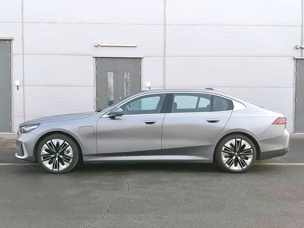 BMW i5 — фото 2