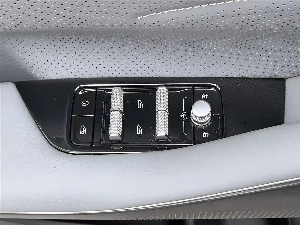 Geely Galaxy E8 — фото 9