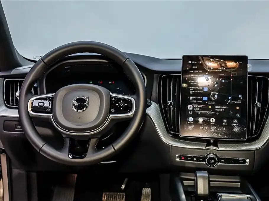 Volvo XC60 — фото 6