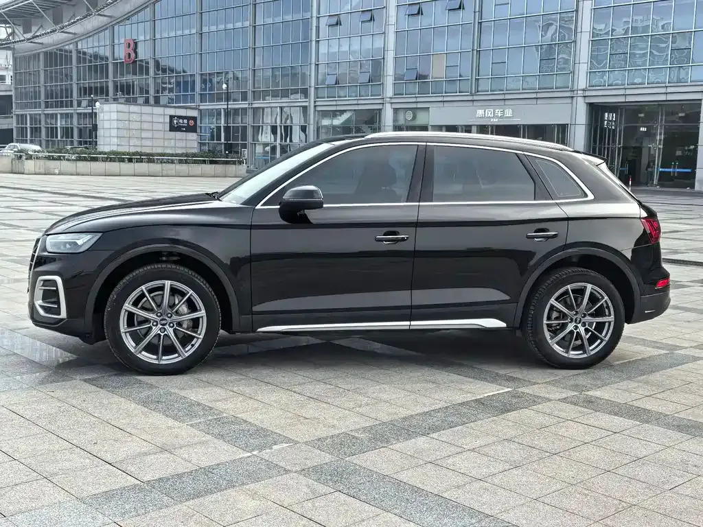 Audi Q5L — фото 9