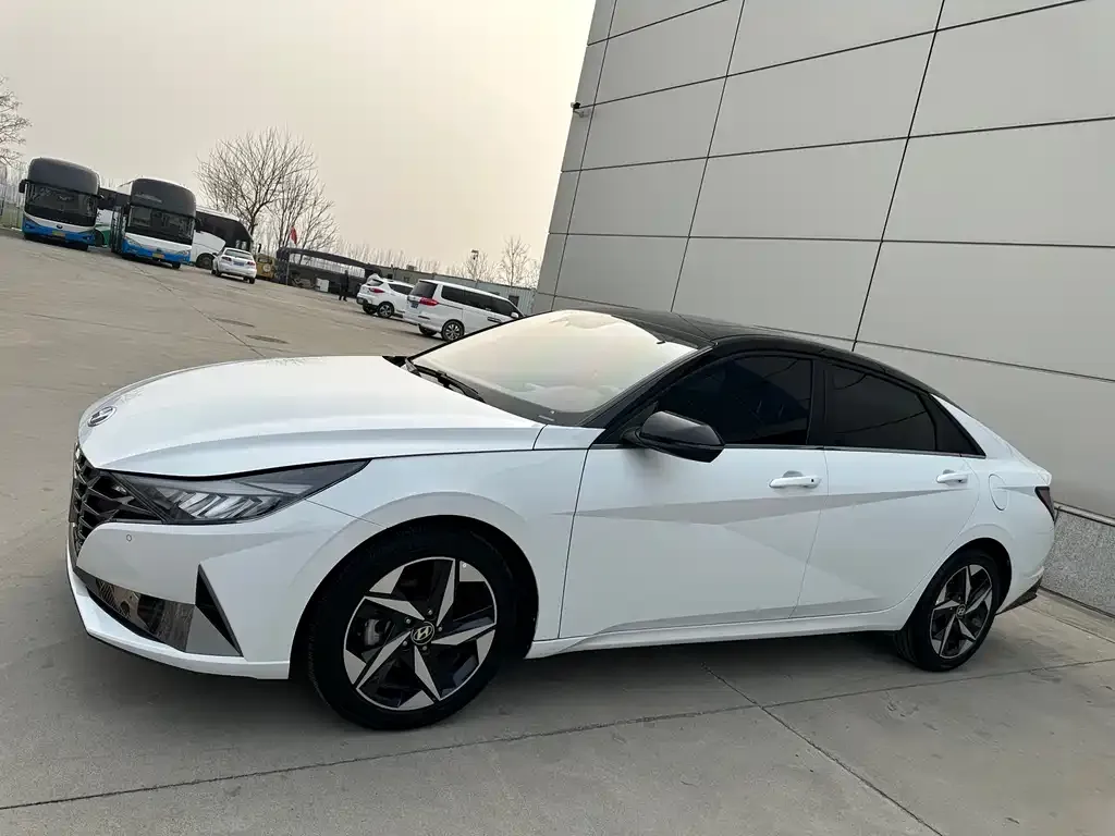 Hyundai Elantra — фото 1
