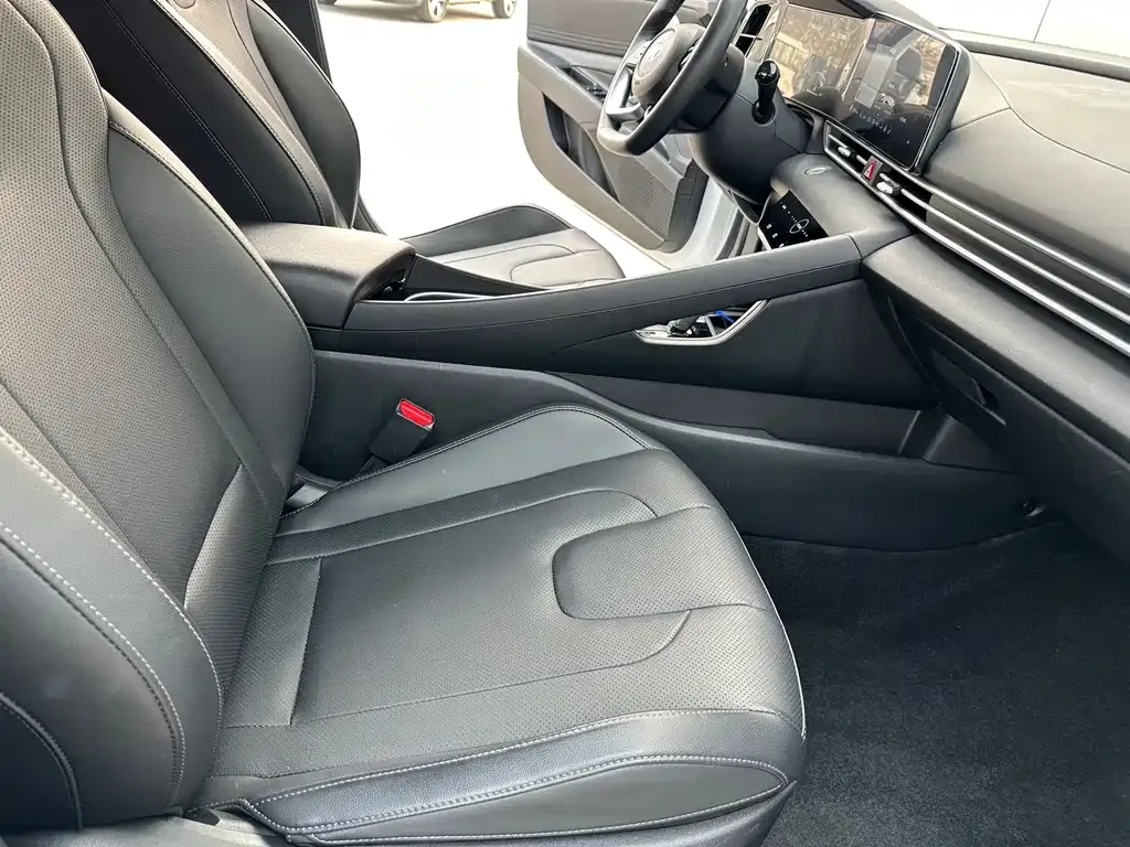 Hyundai Elantra — фото 7