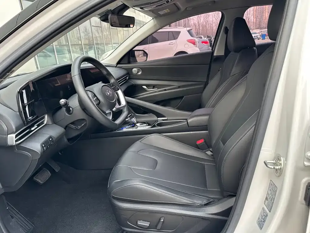 Hyundai Elantra — фото 8