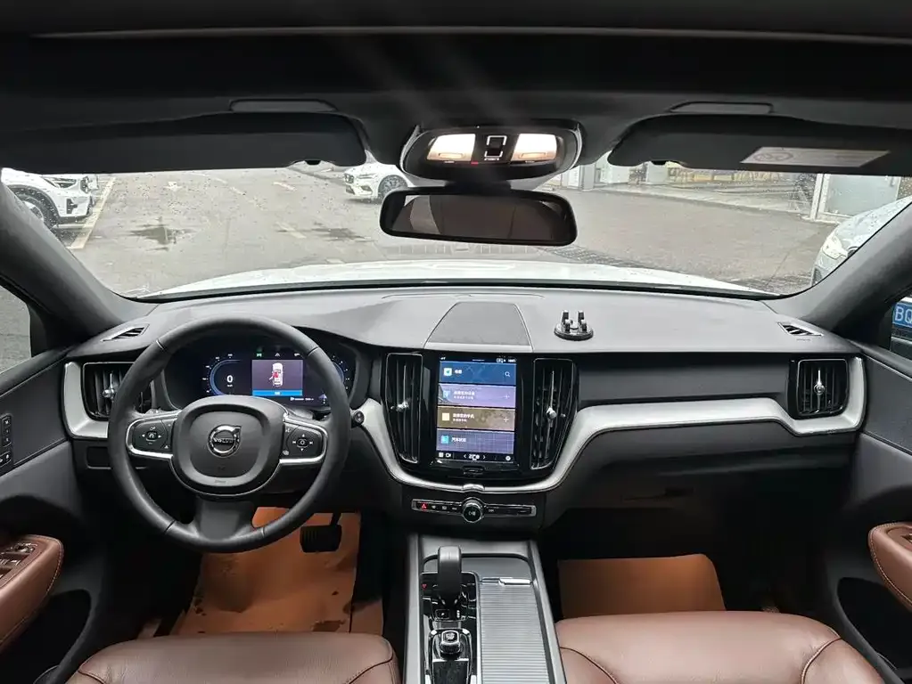 Volvo XC60 — фото 10