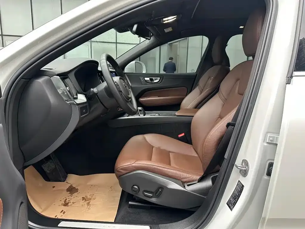 Volvo XC60 — фото 4