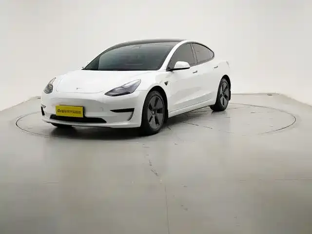 Tesla Model 3 — фото 1