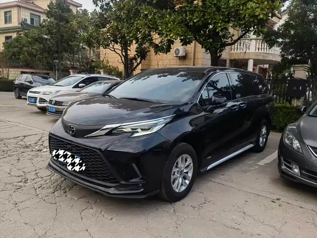 Toyota Granvia — фото 1