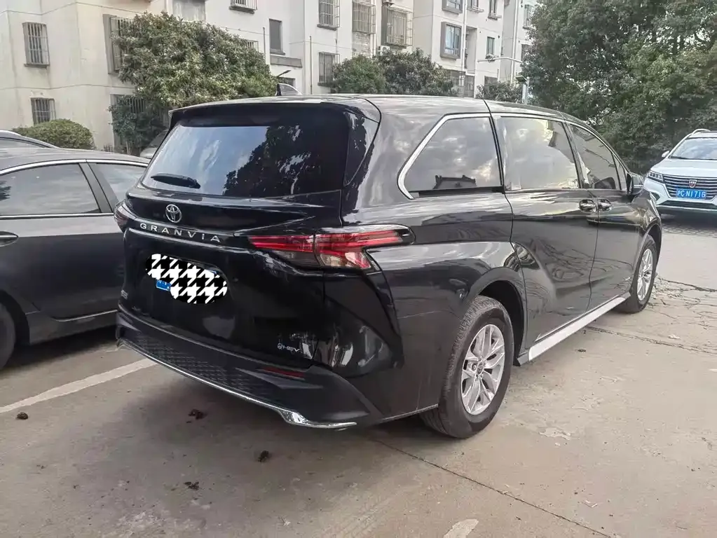 Toyota Granvia — фото 6