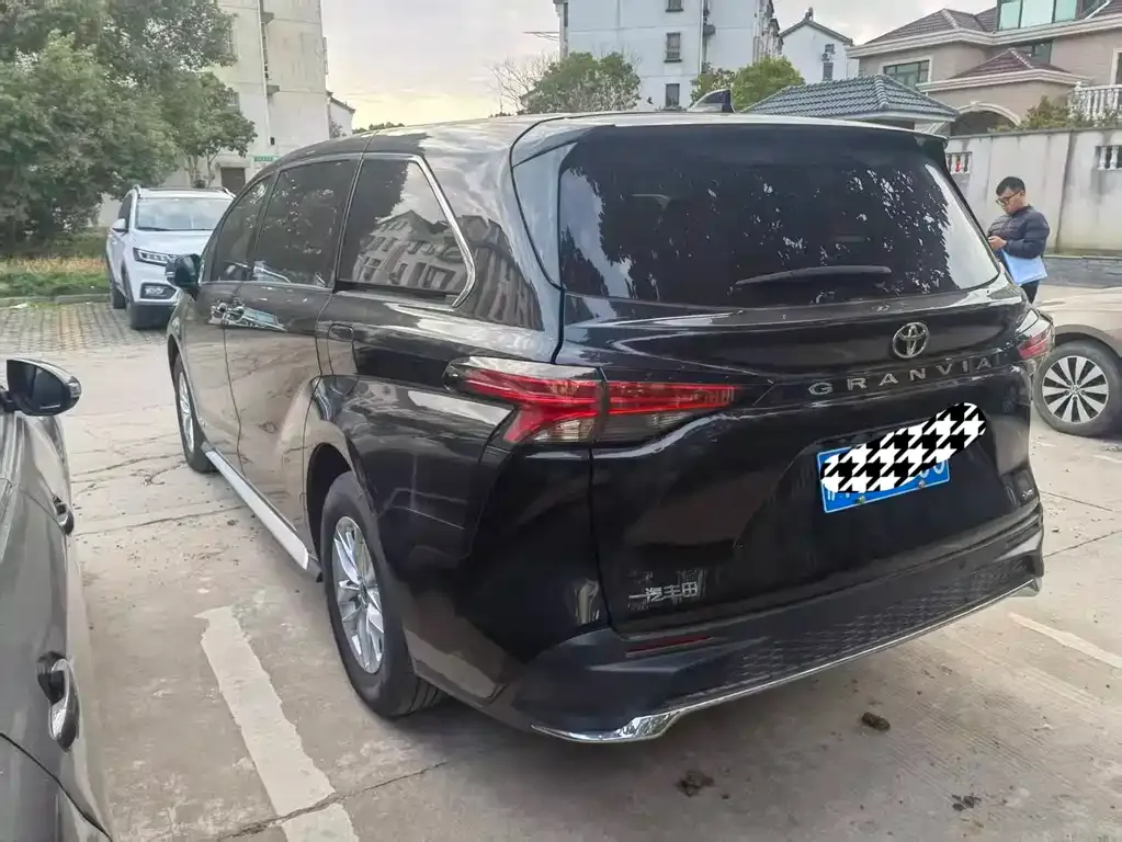 Toyota Granvia — фото 7