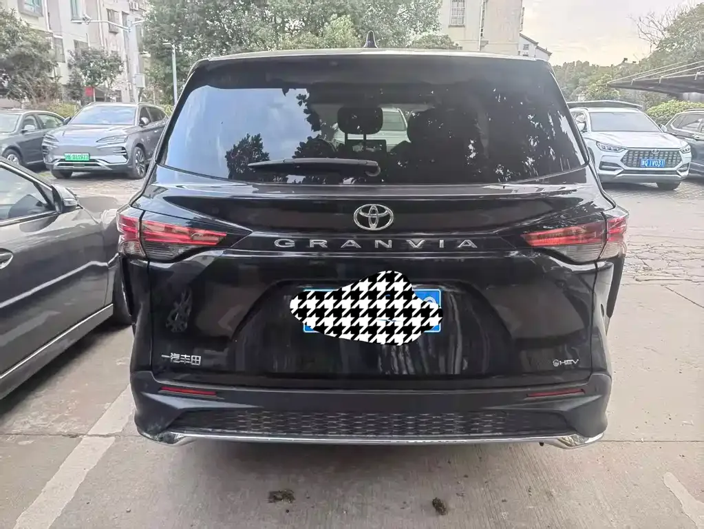 Toyota Granvia — фото 9