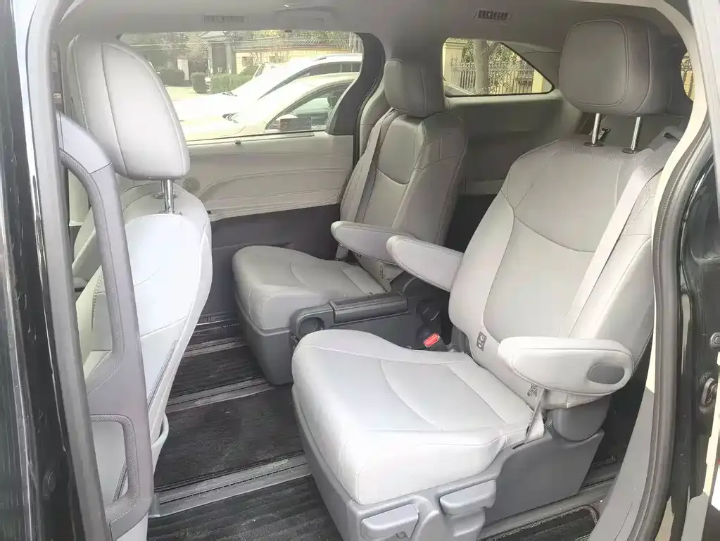 Toyota Granvia — фото 2