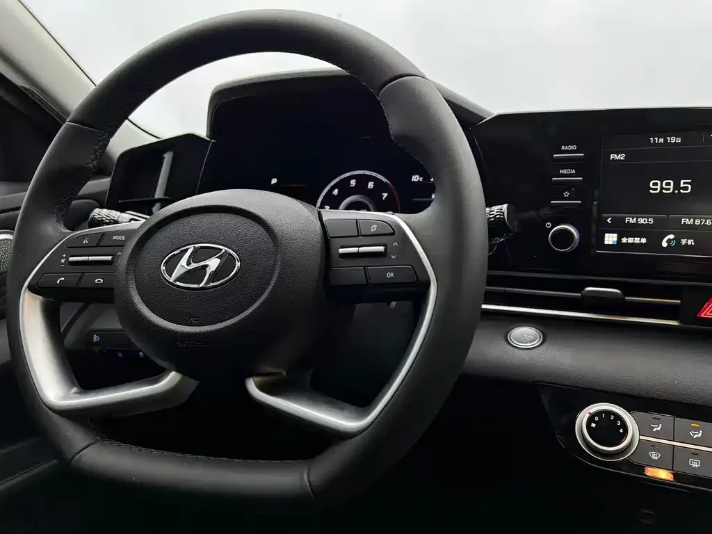 Hyundai Elantra — фото 3