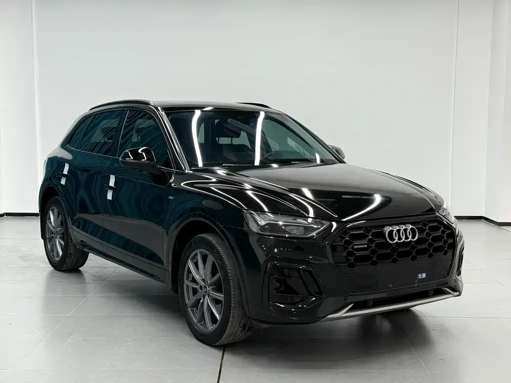 Audi Q5L — фото 1