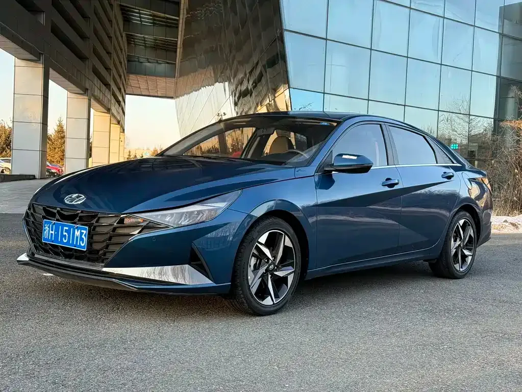 Hyundai Elantra — фото 1