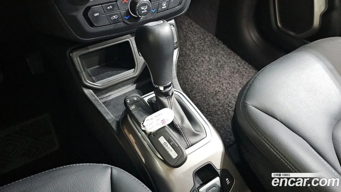 Jeep Renegade — фото 10