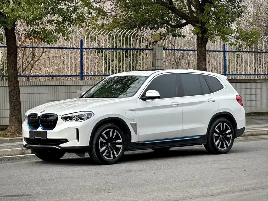 BMW iX3 — фото 1