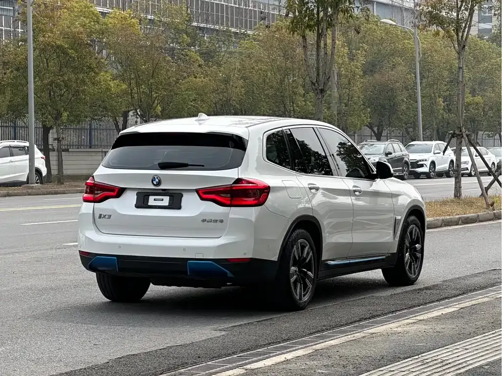 BMW iX3 — фото 10