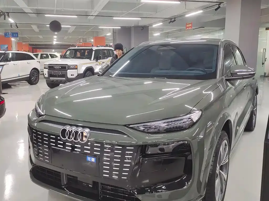 Audi Q6L e-tron — фото 1