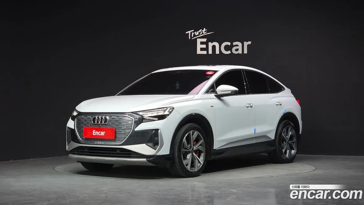 Audi Q4 e-tron — фото 1