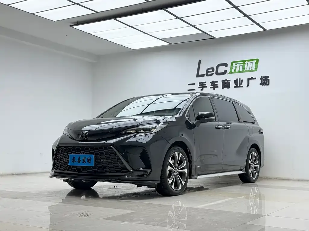 Toyota Granvia — фото 1