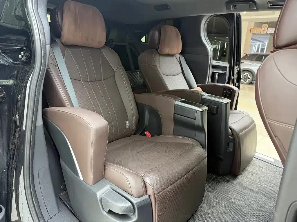 Toyota Granvia — фото 7
