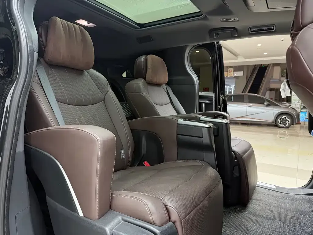 Toyota Granvia — фото 6