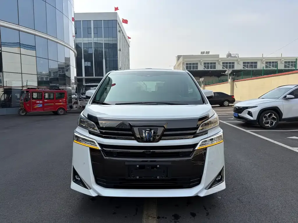 Toyota Vellfire — фото 1