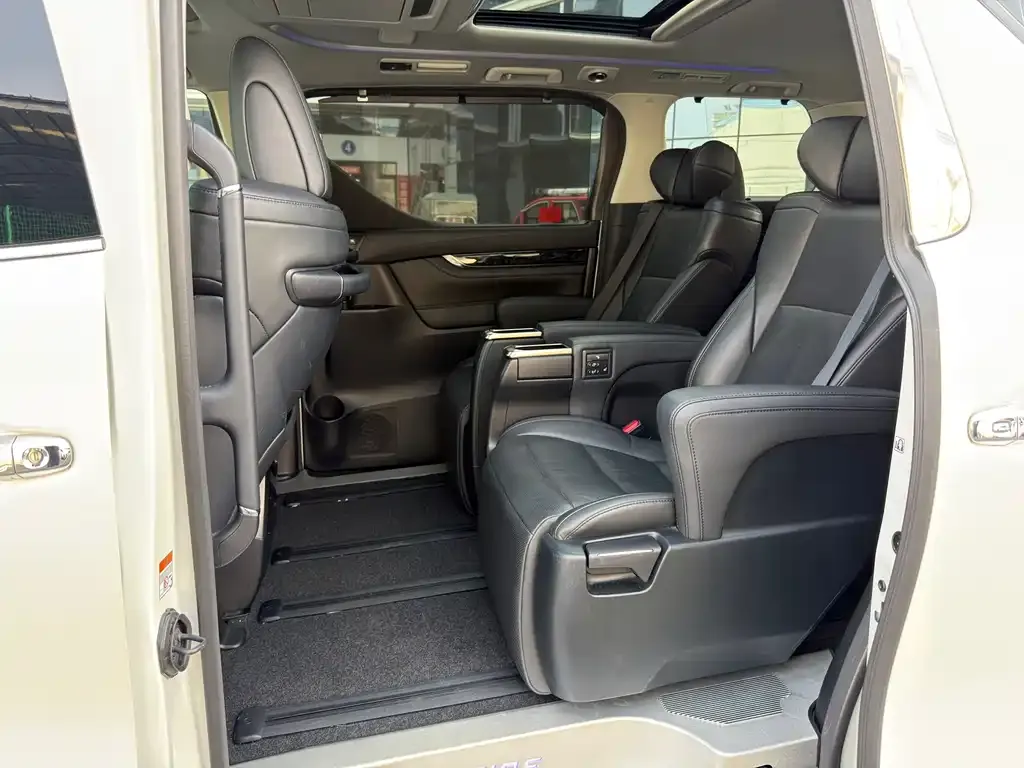 Toyota Vellfire — фото 5