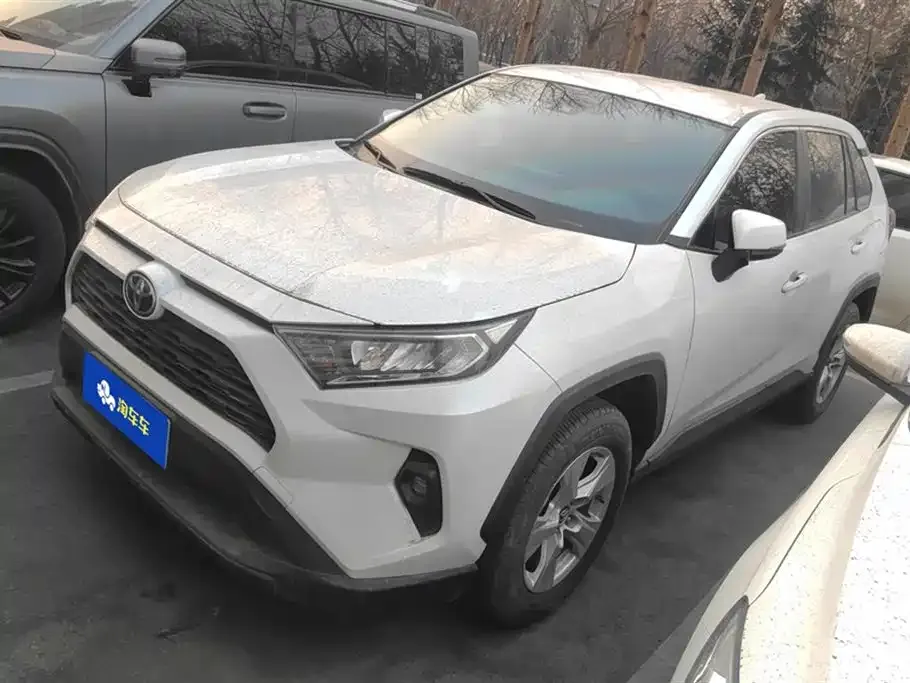 Toyota RAV4 — фото 1