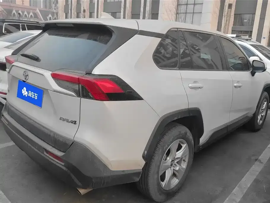 Toyota RAV4 — фото 5