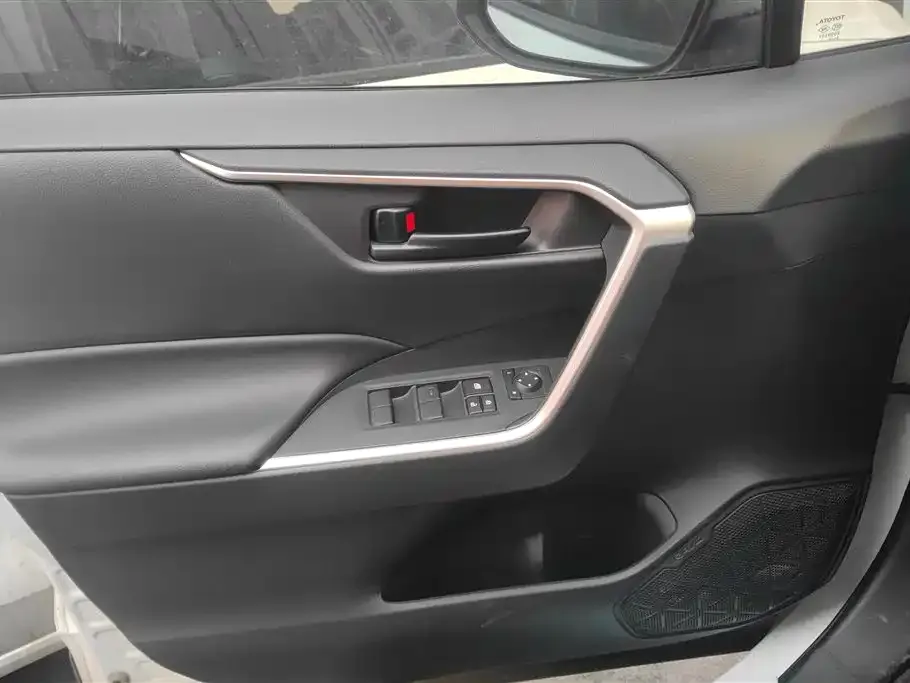 Toyota RAV4 — фото 2