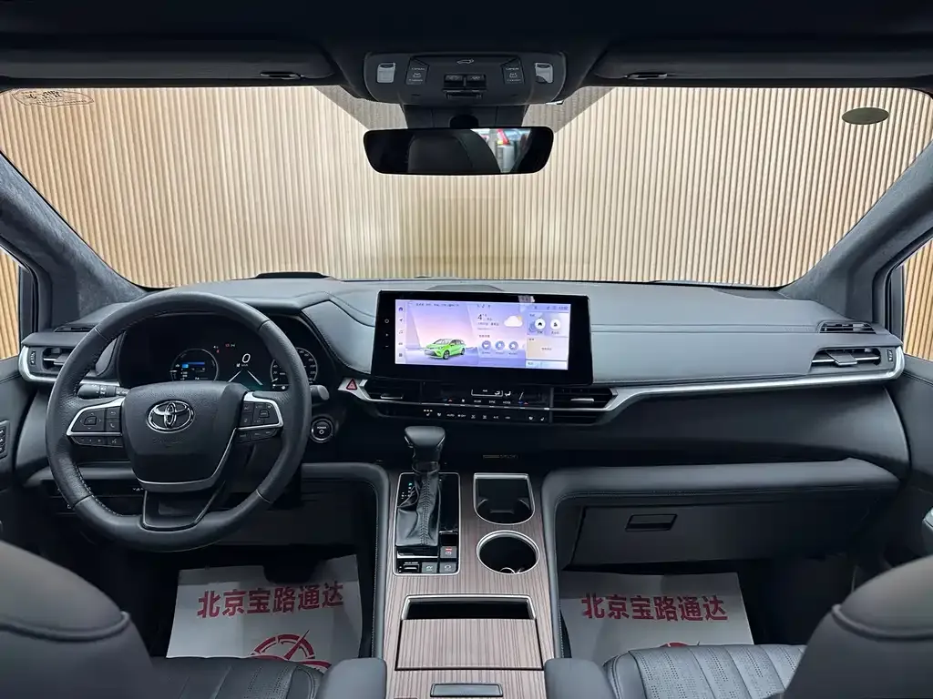 Toyota Granvia — фото 2