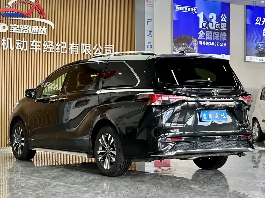 Toyota Granvia — фото 8