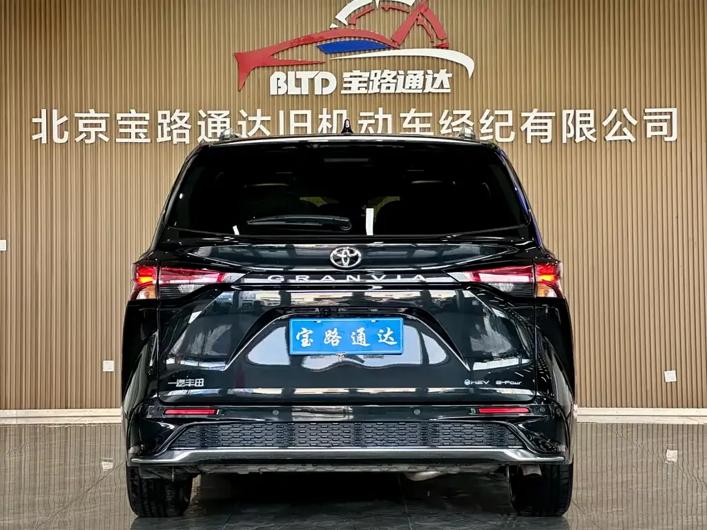 Toyota Granvia — фото 9