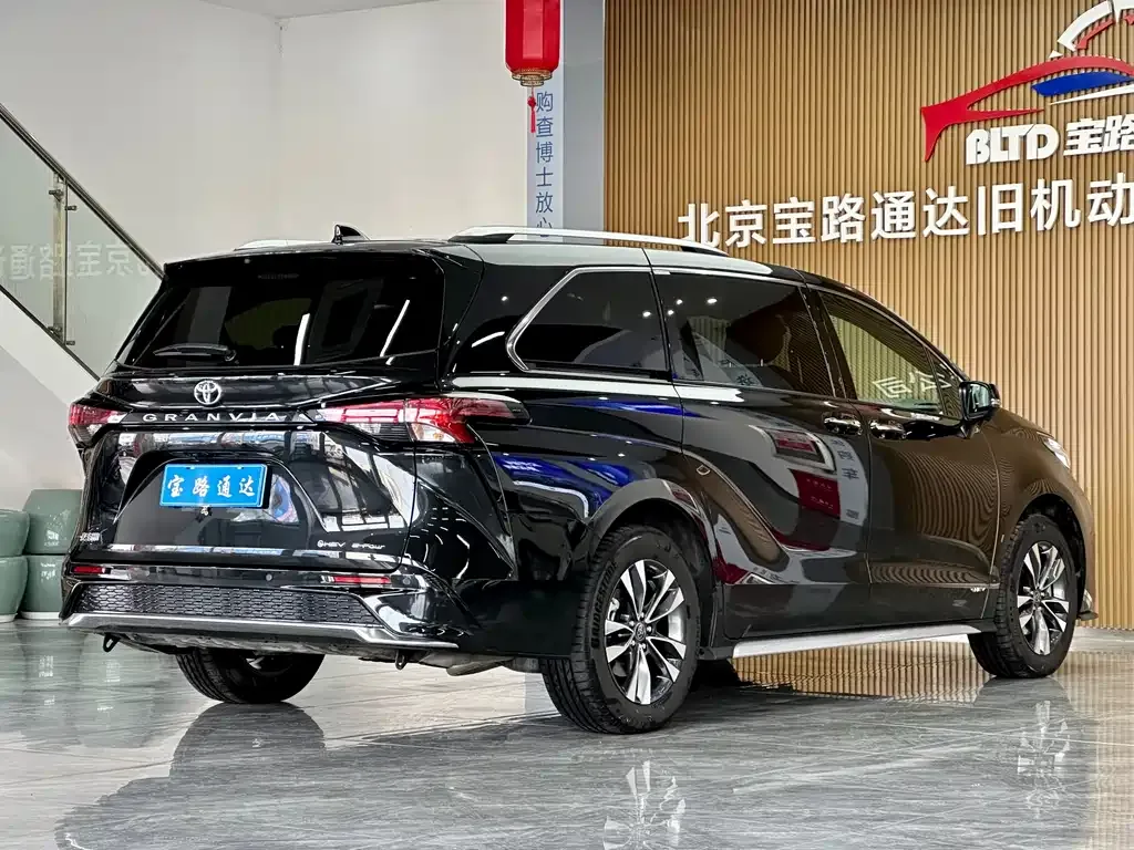 Toyota Granvia — фото 10