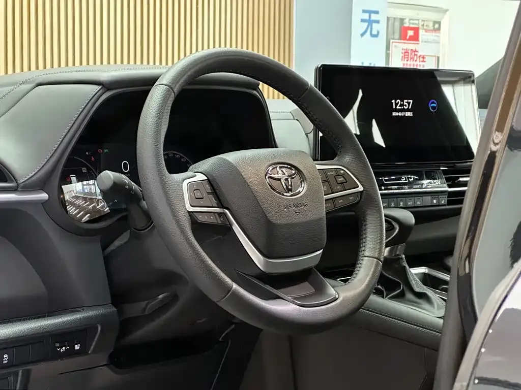 Toyota Granvia — фото 4